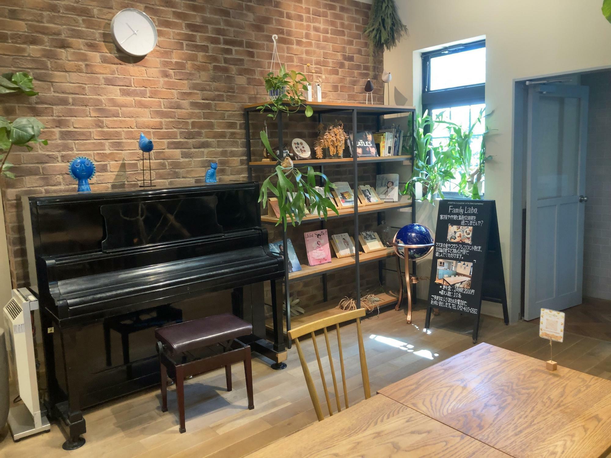 温かい雰囲気の店内で、1階にピアノもあり家具もオシャレです