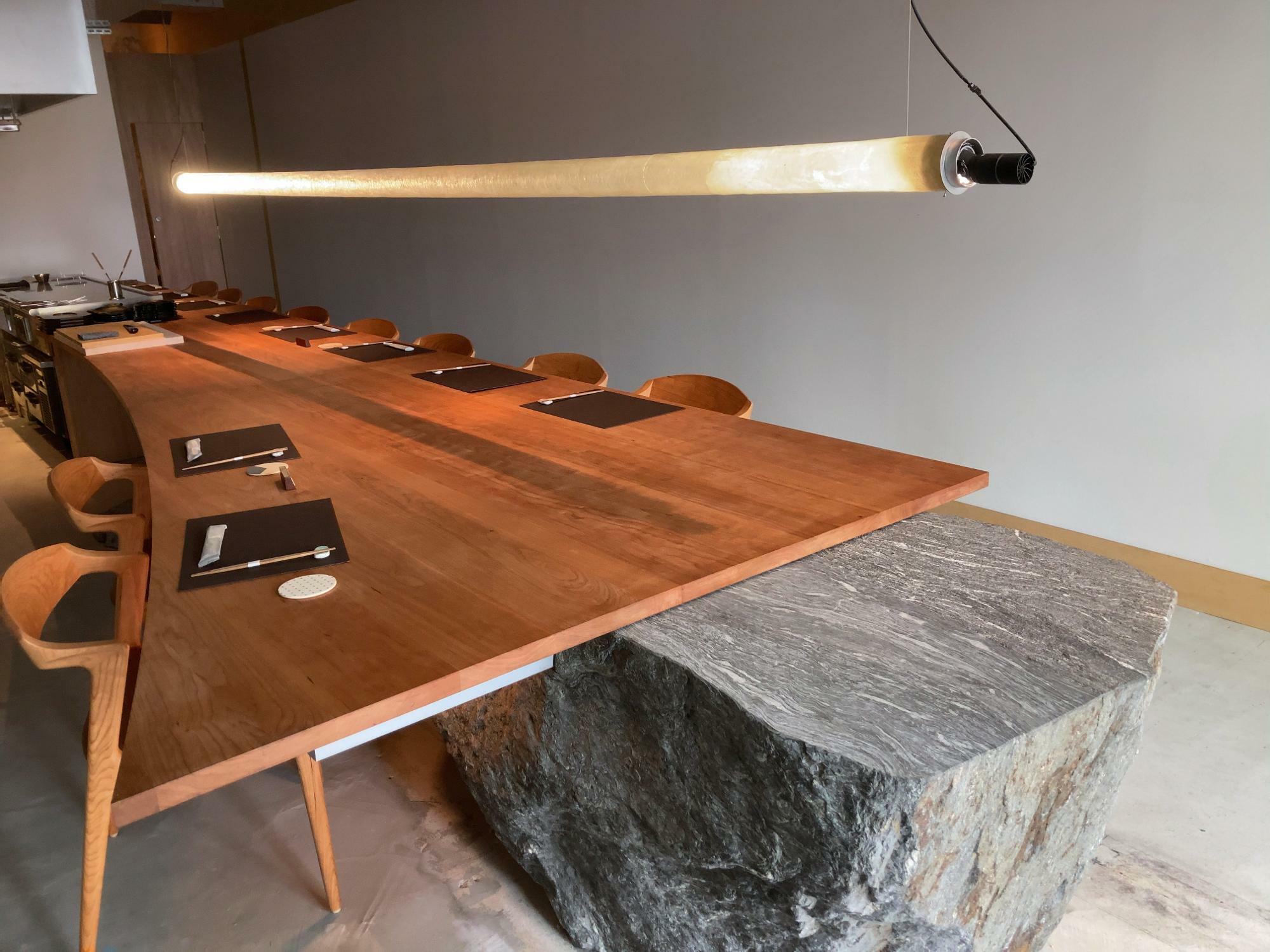テーブルの支石は、久留米市耳納山にある水害から家屋を守った「守り石」を使用されています