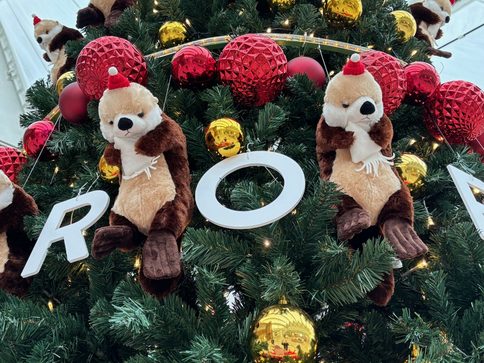ラッコのリロがかわいいクリスマスツリー＜画像提供：マリンワールド海の中道＞