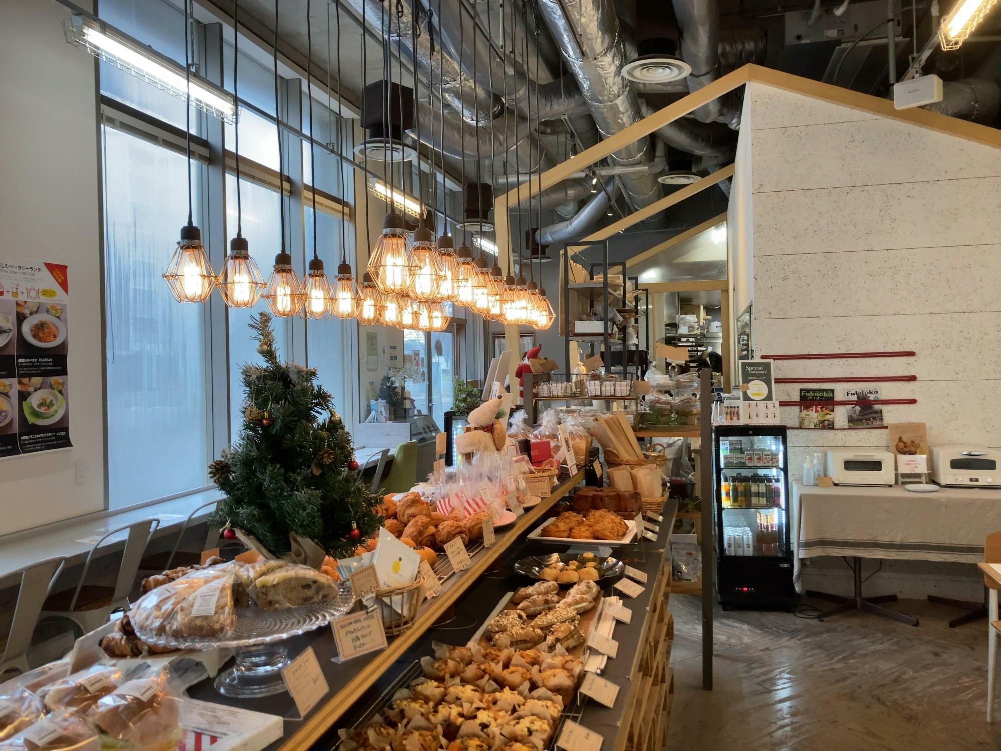 店内中央に、パンが並んでいます