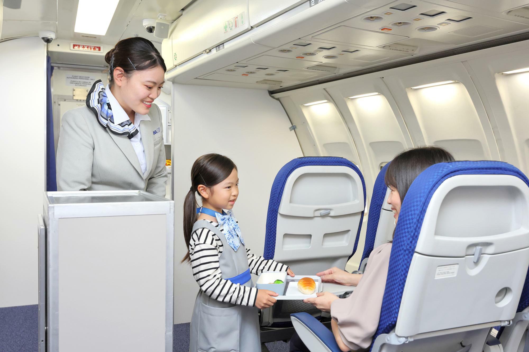 キャビンアテンダント体験では、体験の保護者の方がお客様役として搭乗することが可能です。（搭乗人数には、制限があります）＜画像提供：KCJ GROUP＞