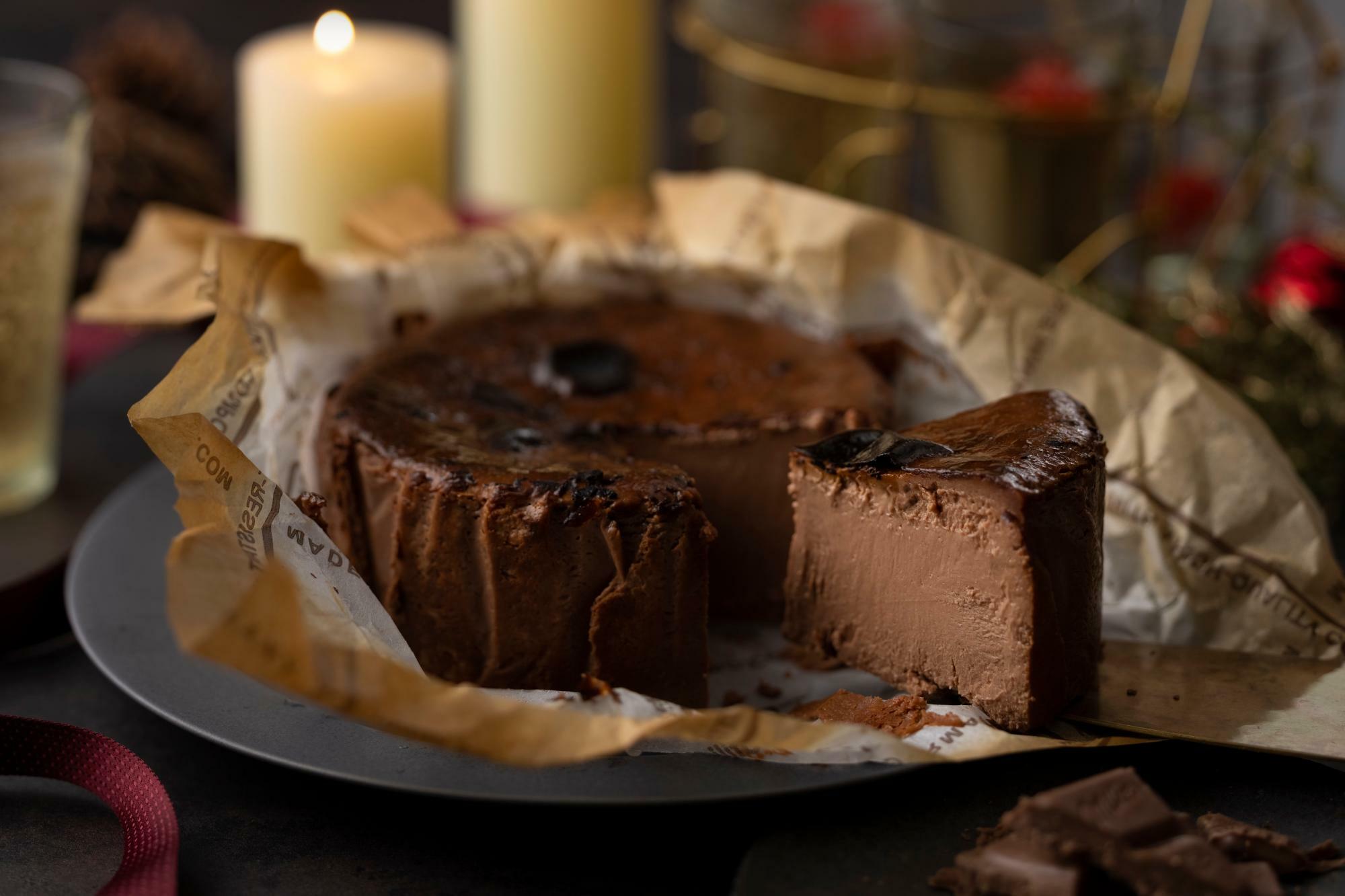 期間限定販売のバスクチーズケーキ（チョコレート）＜※画像提供：ザ・ルイガンズ＞