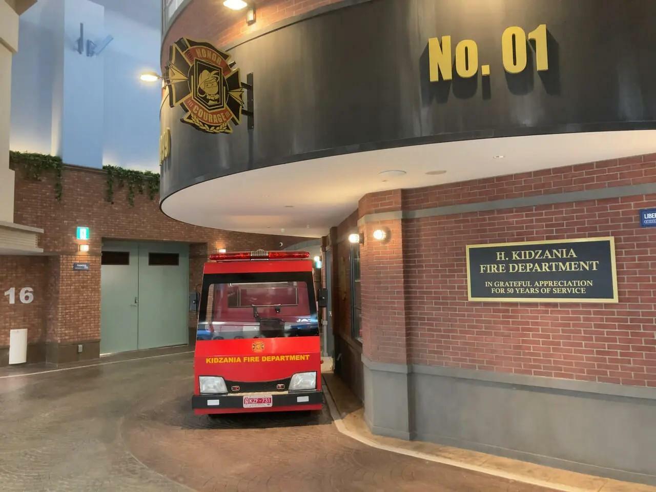 「消防署」体験では、消防車がキッザニア内の道路を走ります