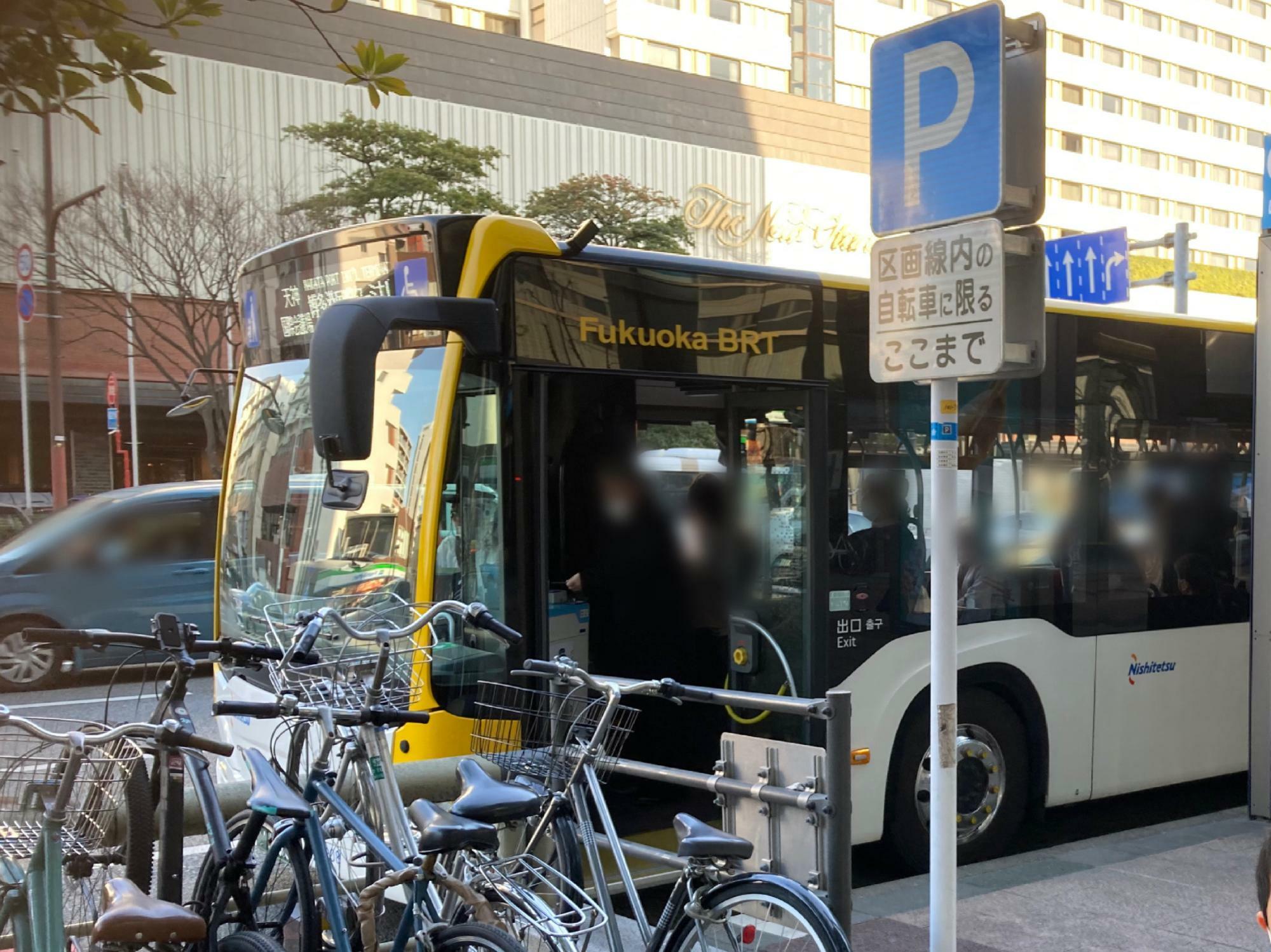 天神地区・博多地区で運行されている連節バス「Fukuoka BRT」