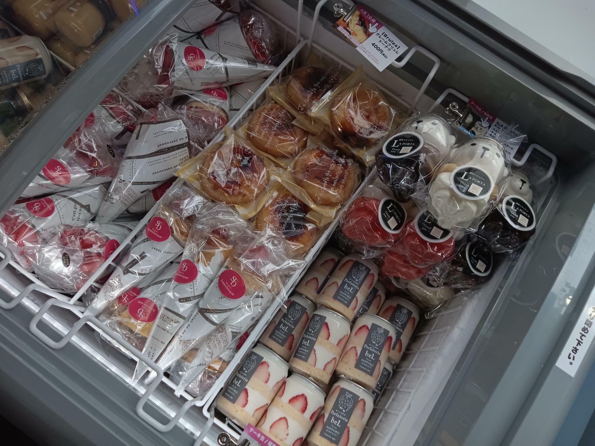 店内の冷凍庫に並んでいる商品