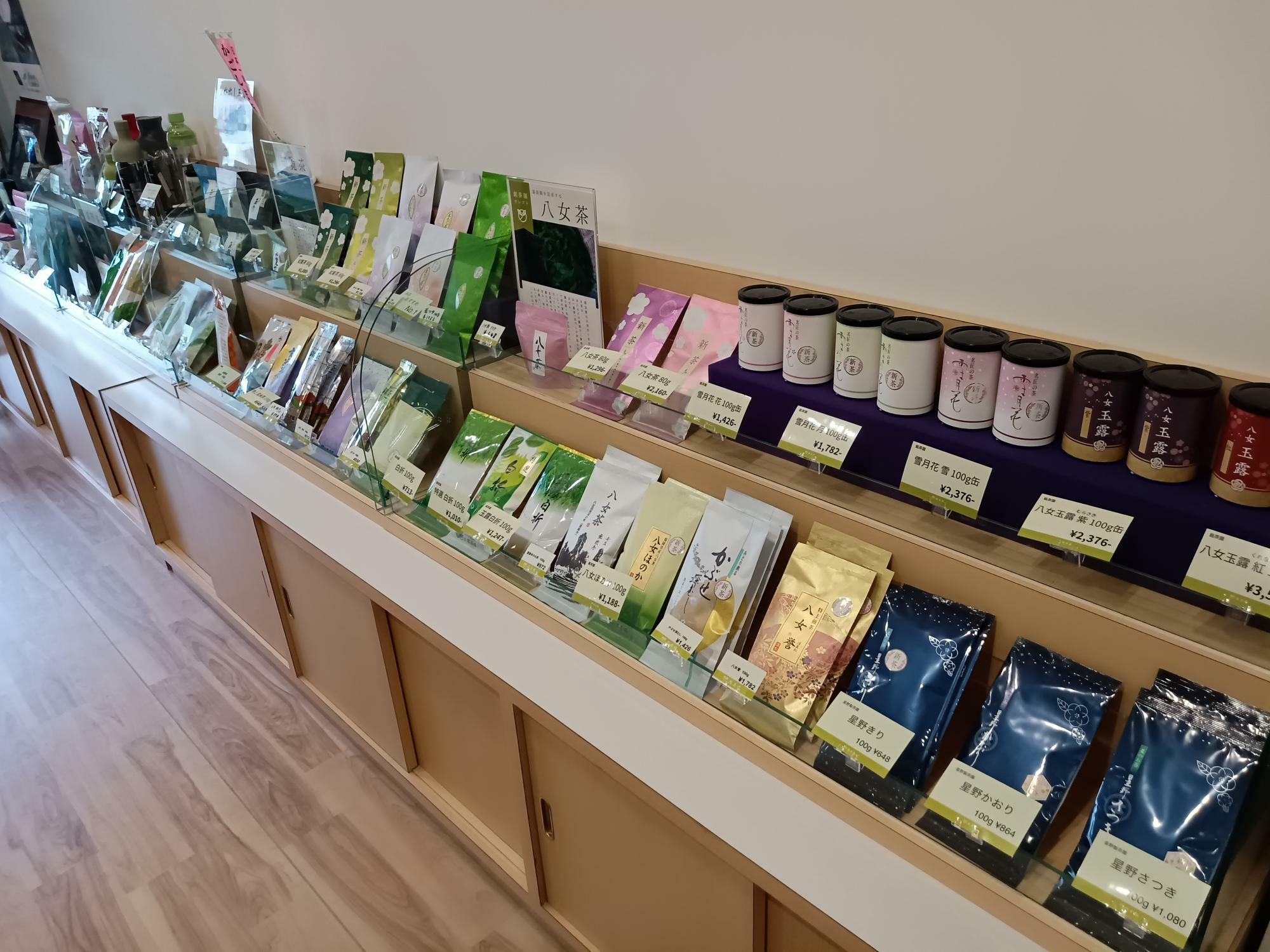 店内では、「知覧茶」・「八女茶」・「嬉野茶」などが販売されています