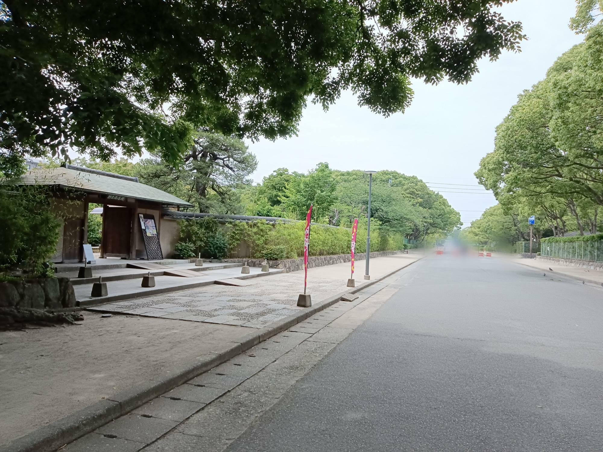 「筥崎宮神苑花庭園」は、参道沿いにあります