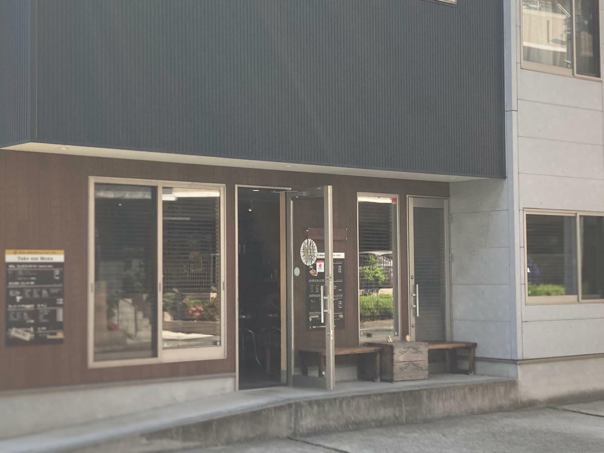 「BUFFO MIMATSU Specialty Coffee」外観（ビルの1階にあります）