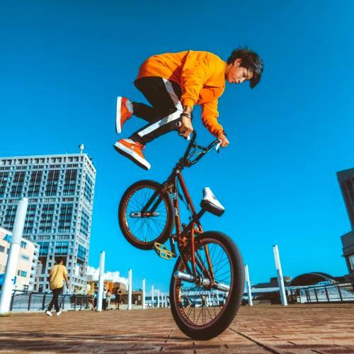 BMXPerformerYUYA（BMX）自転車の常識を覆す競技用小型自転車BMXを使い、スピンやジャンプなどアクロバティックな技を披露。陸上のフィギュアスケートとも言われる華麗な演技で多くの人を魅了