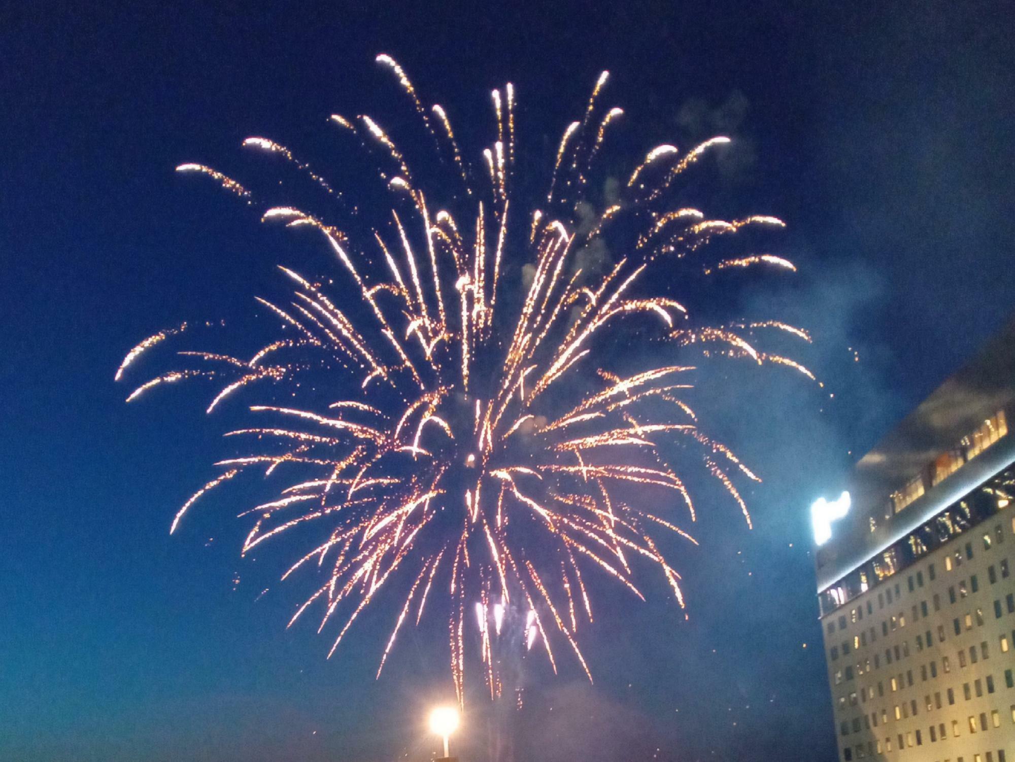 打ち上げ花火は、10月13日(日)・10月14日(月・祝)両日の19:30前後に行われる予定です。＜2024年8月・夏祭り開催時に撮影＞