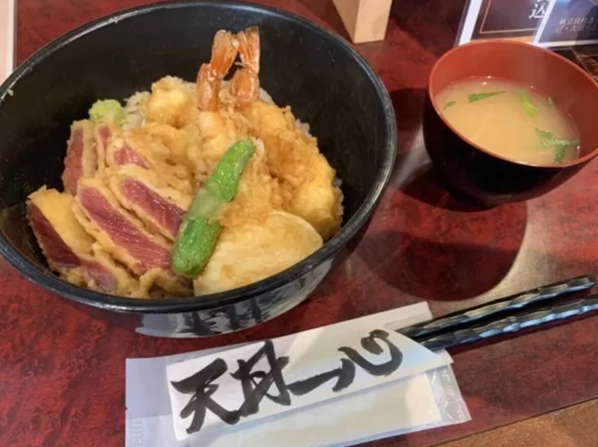 サーロインと海鮮の天ぷらが楽しめる贅沢な天丼。
