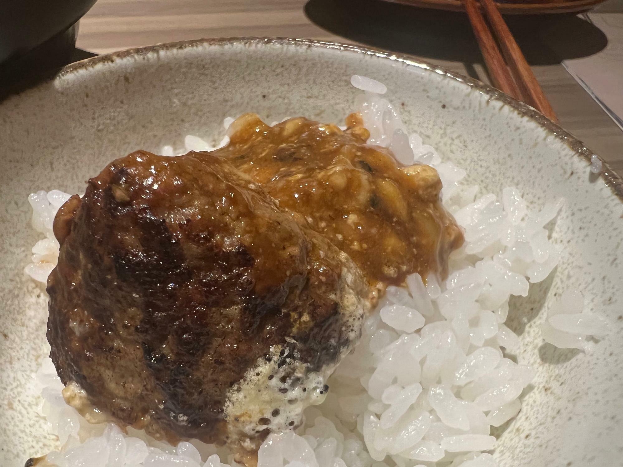 ハンバーグやソースをご飯にかけて最後まで美味しい