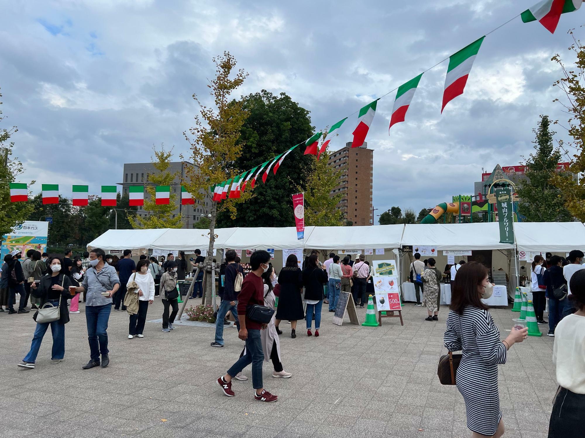 「◯番のピザが焼けました」というアナウンスが流れていました