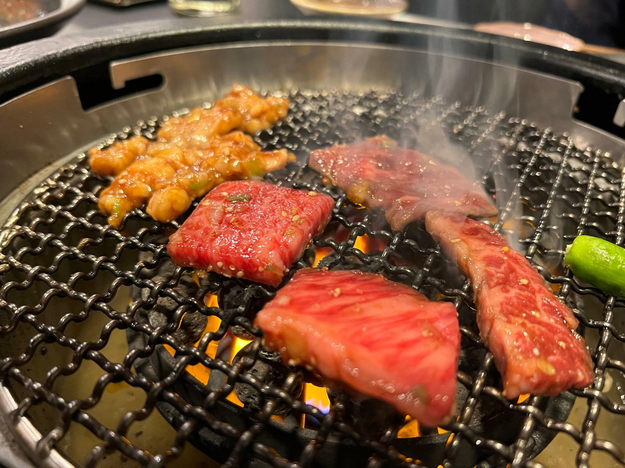 焼肉が焼けている様子だけでご飯が食べられそう