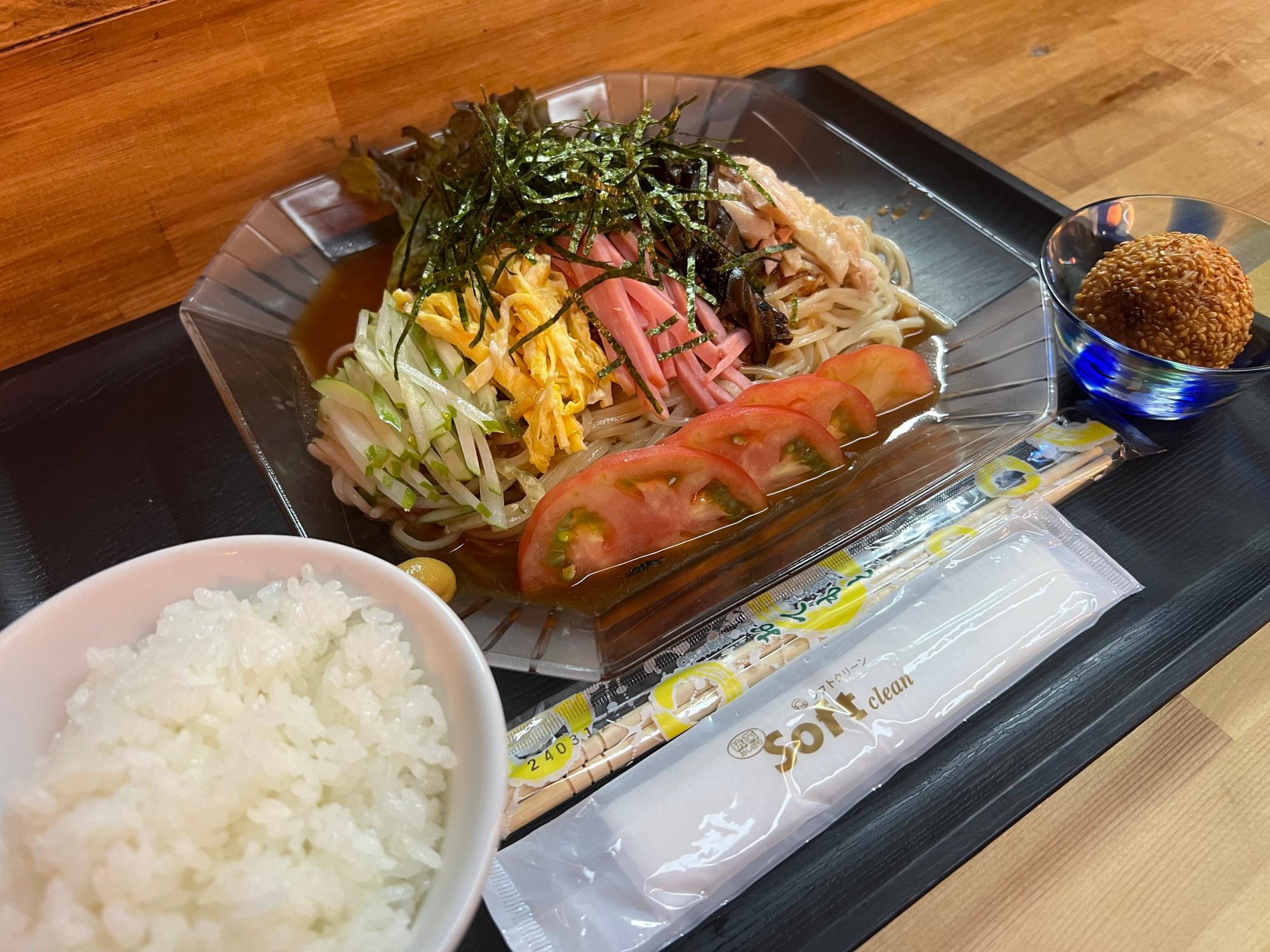 ご飯と胡麻団子がついてくるのが嬉しい冷やし中華