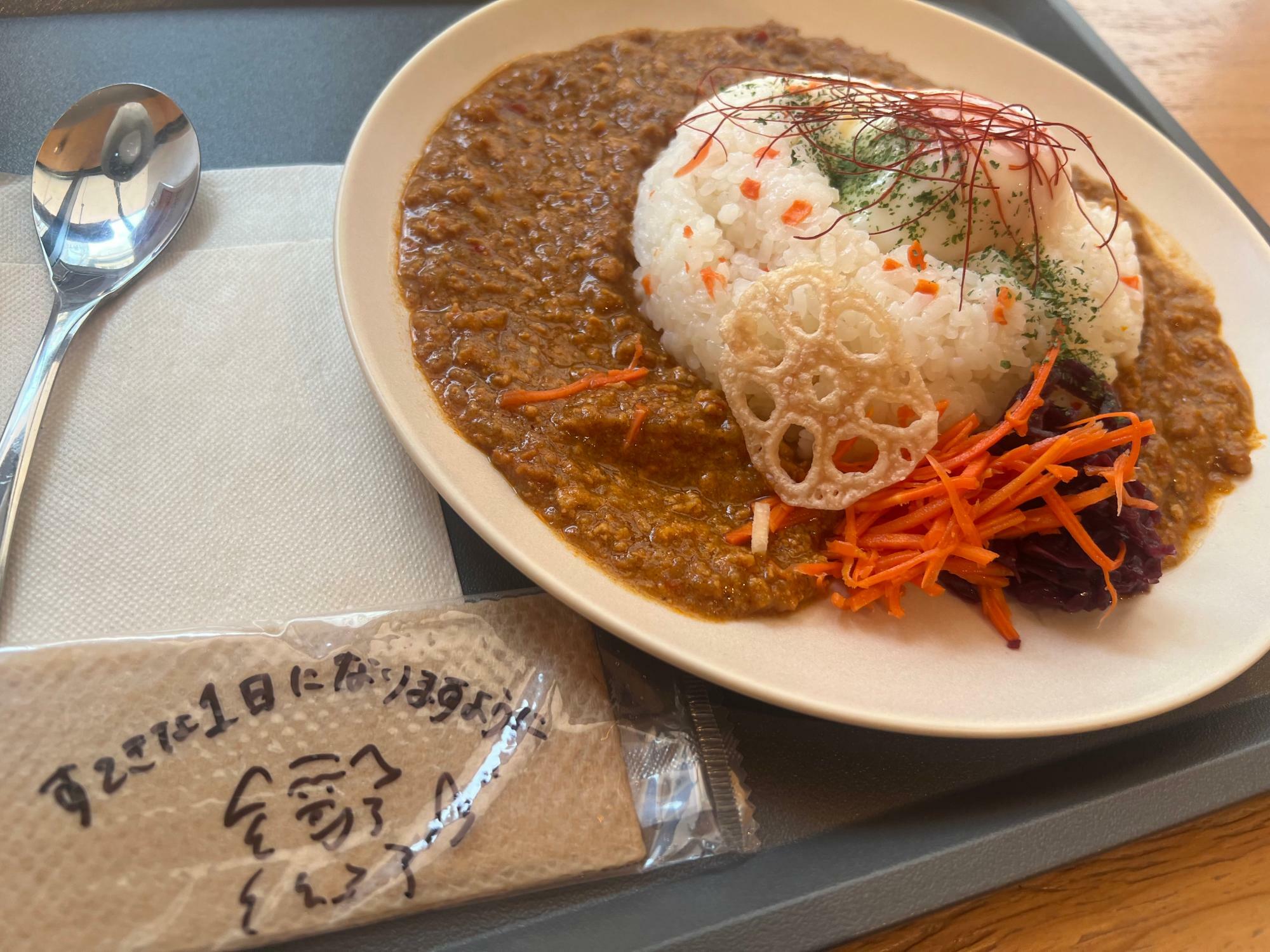 キーマカレー、盛り付けもおしゃれ