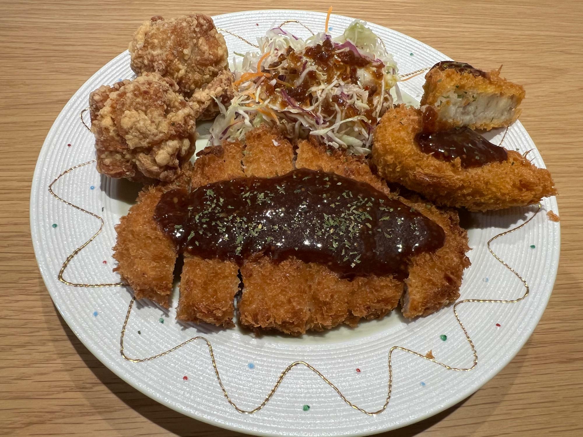 ３種の揚げ物が楽しめる肉フライ定食