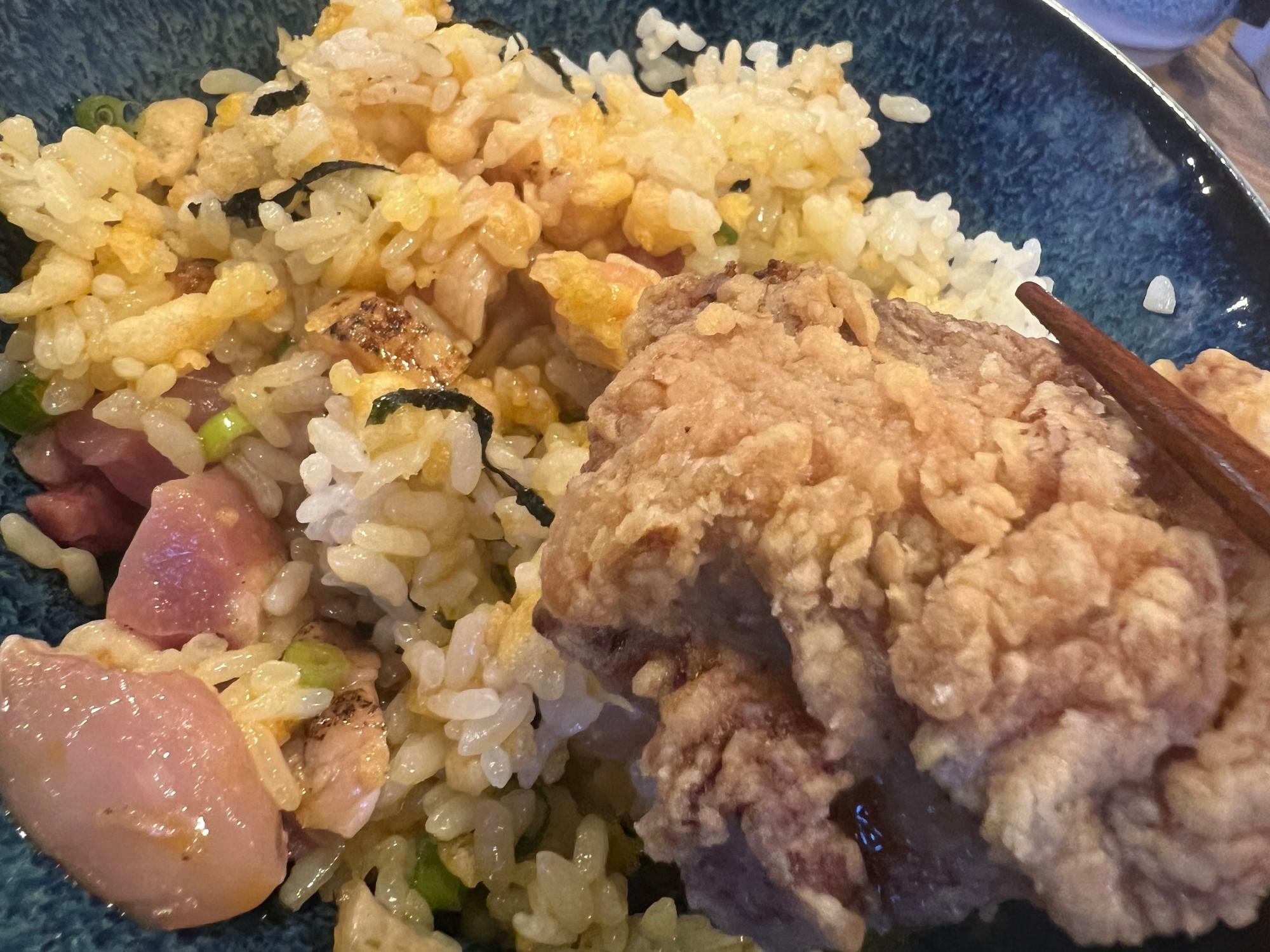 生親子丼と唐揚げ＝最高