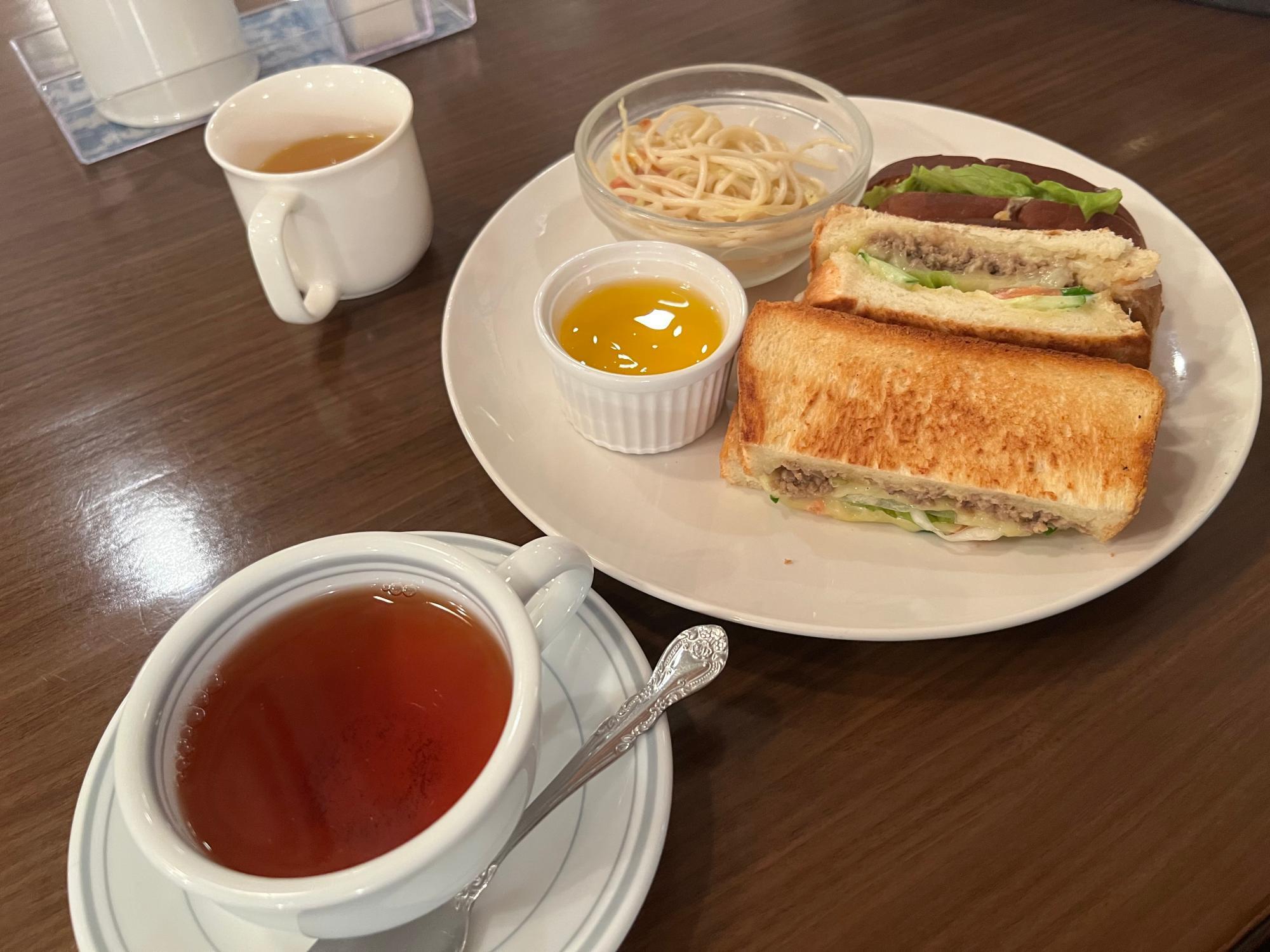 肉と野菜が美味しいチーズバーグサンド