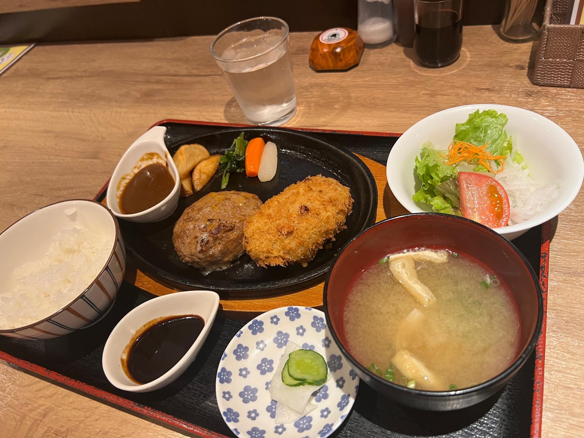 肉の美味しさがぎゅっと詰まったメンチカツが美味しい