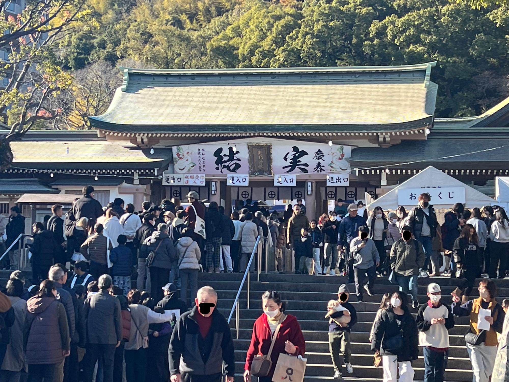 初詣客で賑わう照国神社