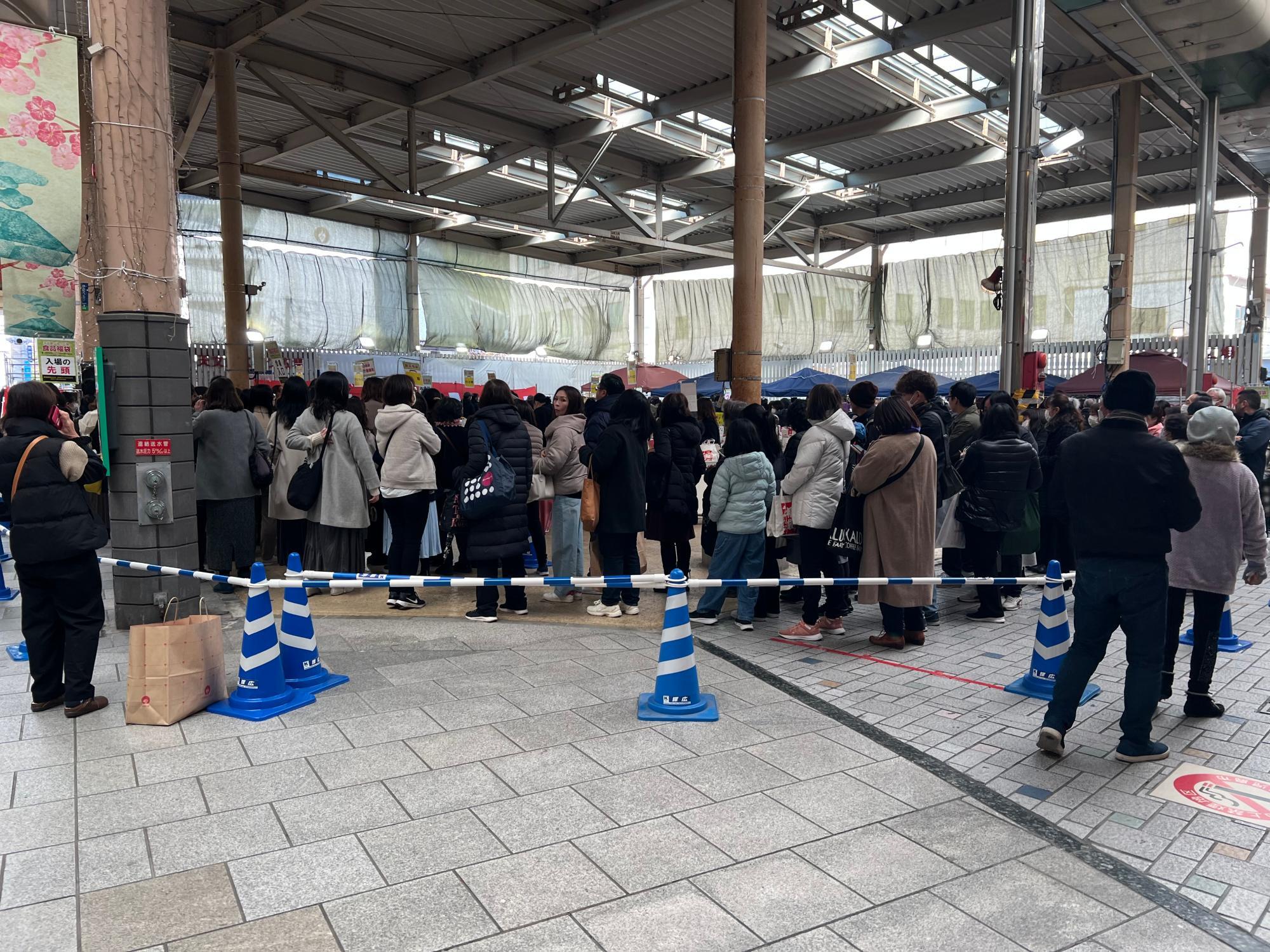 食品福袋会場が賑わっていた