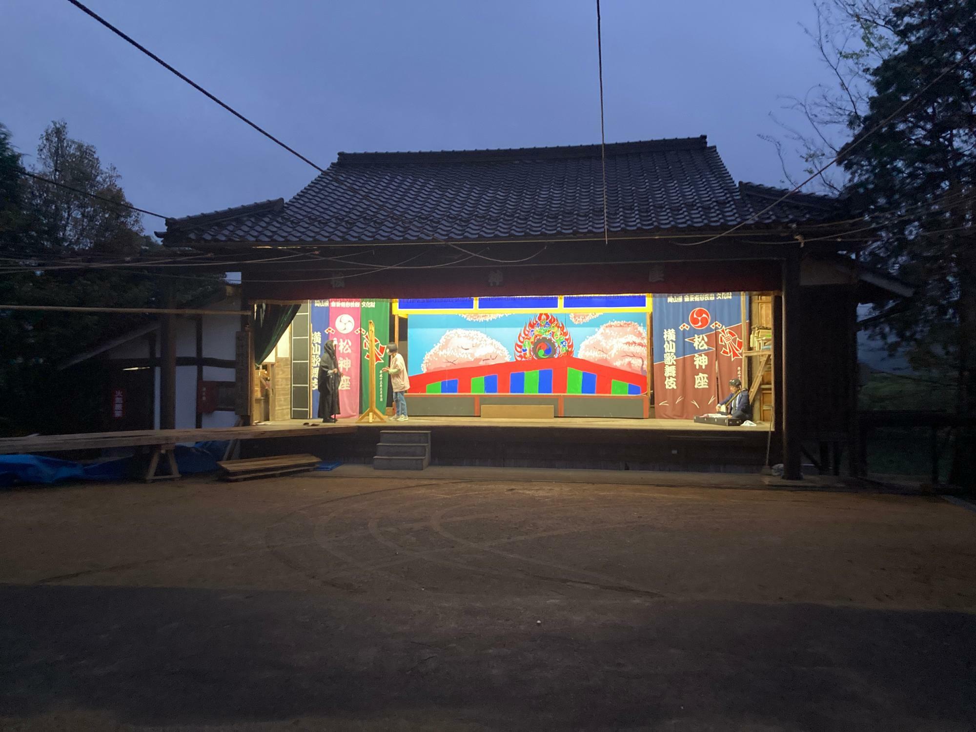 会場の松神神社歌舞伎舞台（県指定重要有形民俗文化財）