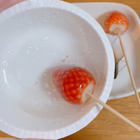 イチゴを冷やしておくと飴が早く固まるよ。