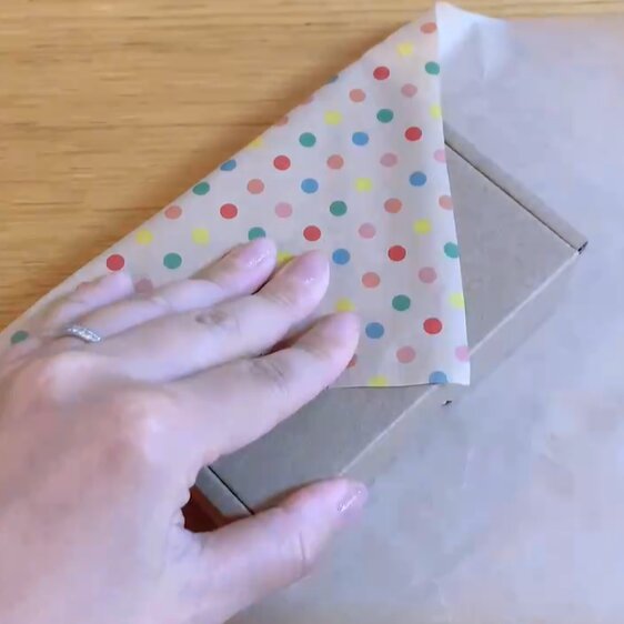 包装紙の余分なところはハサミで切ると包みやすいよ。