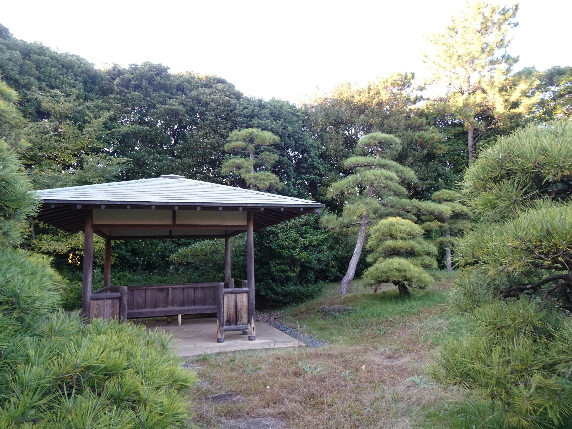 どんな公園にも休憩所があるのはありがたい。とくに屋根つきなのは雨や暑さ対策にも一役買います。