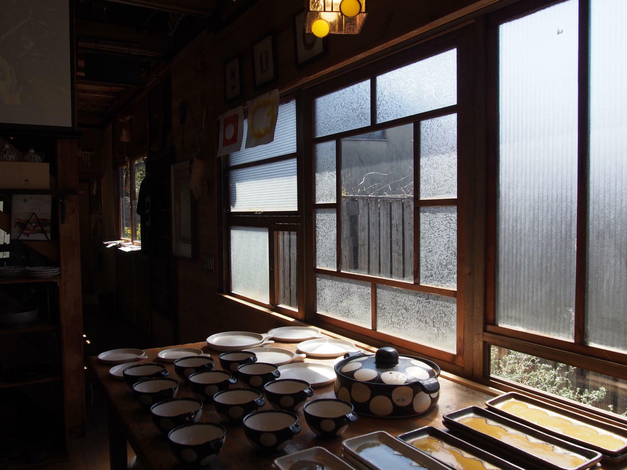 昭和レトロな窓は、リノベーションの際に新しく作られたもの