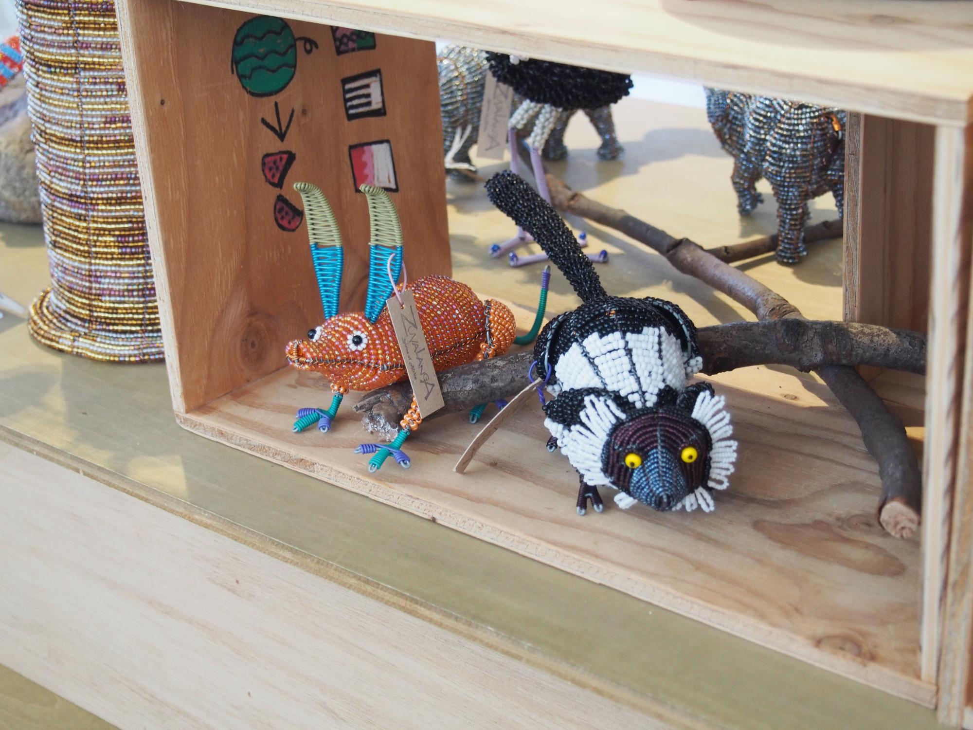 南アフリカ　カラフルなラージラクホースアート陶器、ハンドメイド 南アフリカ カラフルなラージラクホースアート陶器