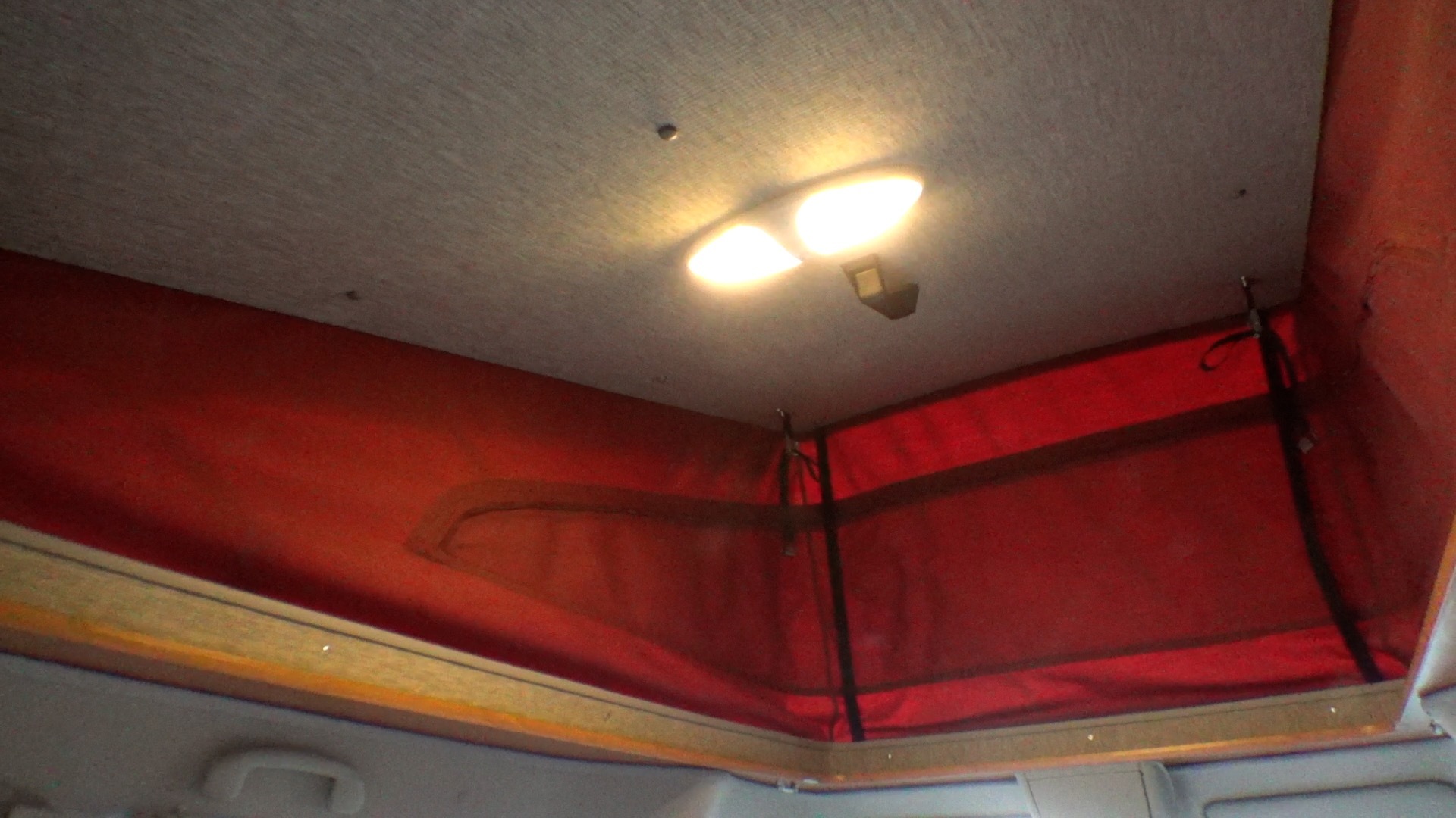 ルーフ天井に設置されたLEDライト