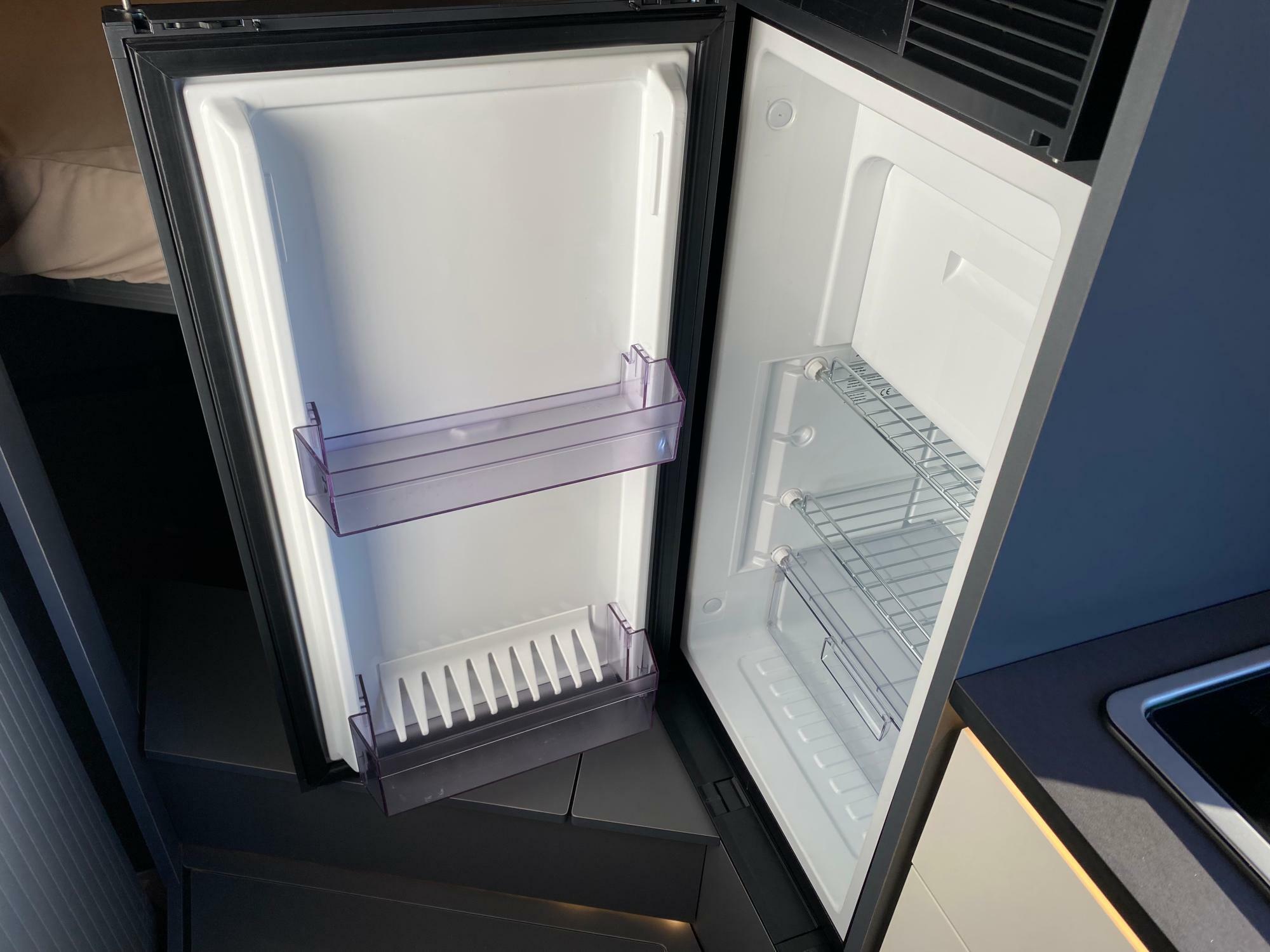 冷蔵庫は左右どちらからでも開閉できる