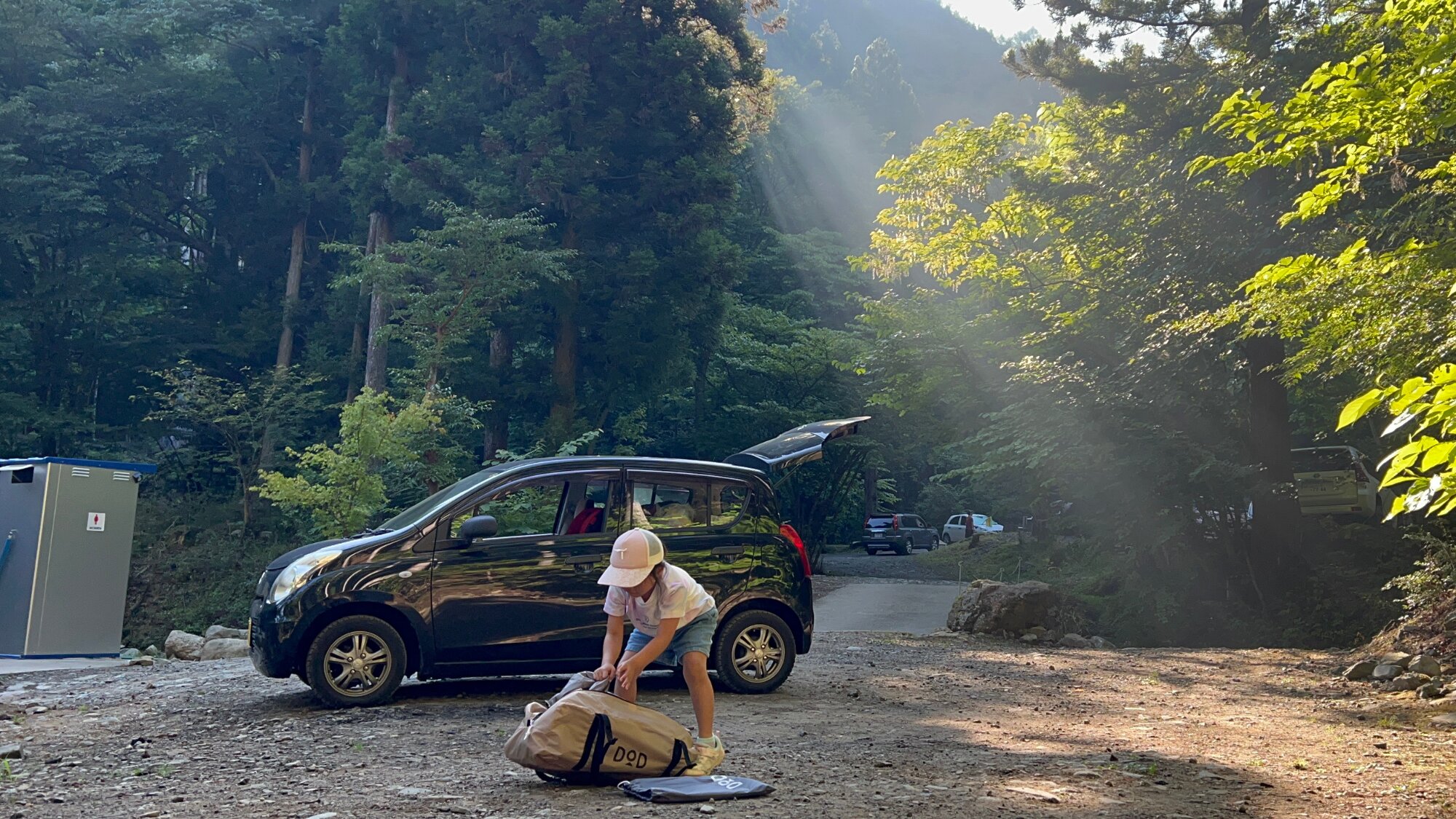 三女と私の車　夏キャンプでの一コマ