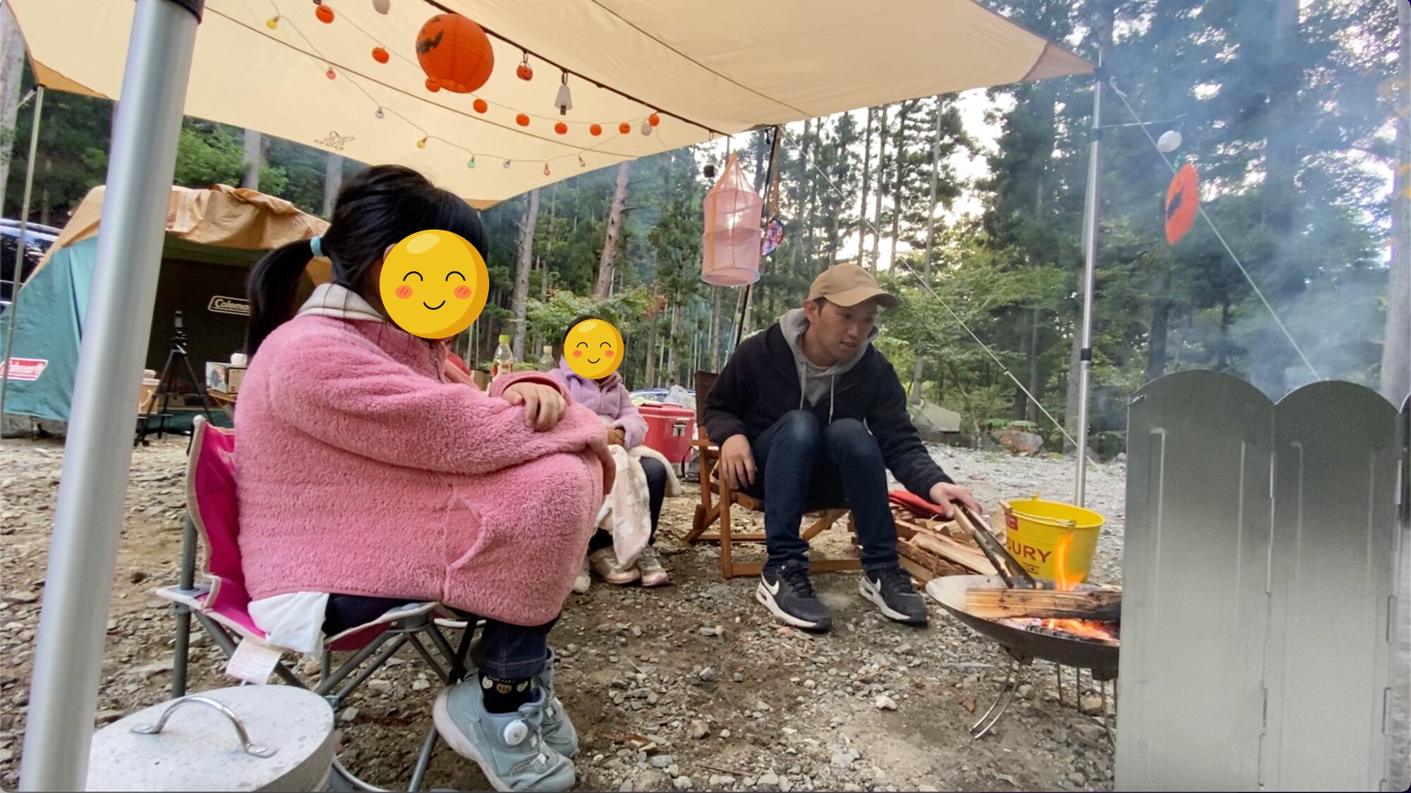 １０月末に子供と行ったハロウィンキャンプで焚火で暖を取っていました