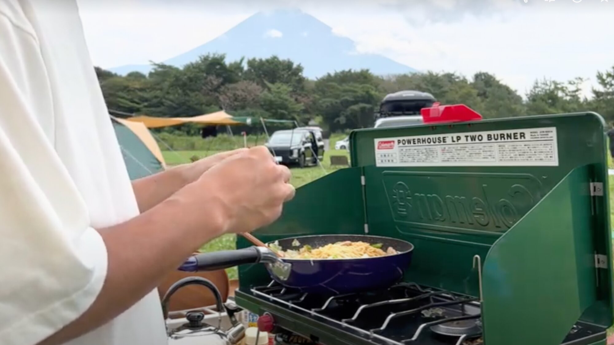 Colemanのツーバーナーで富士山を目の前にお昼の準備（ファミリーキャンプ）