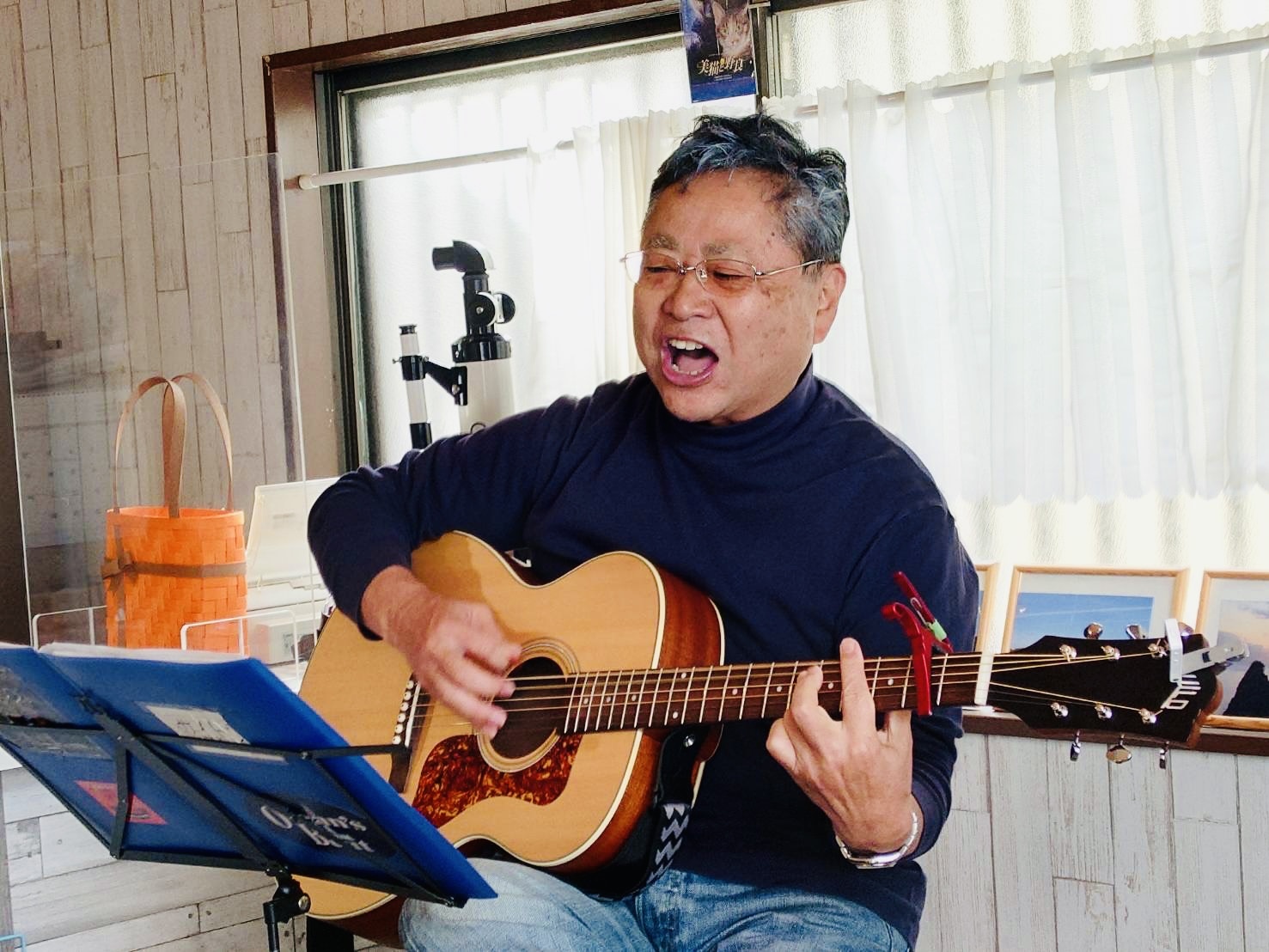 斎藤 実さん。川崎の路上でギターの弾き語りLIVEを行っています。