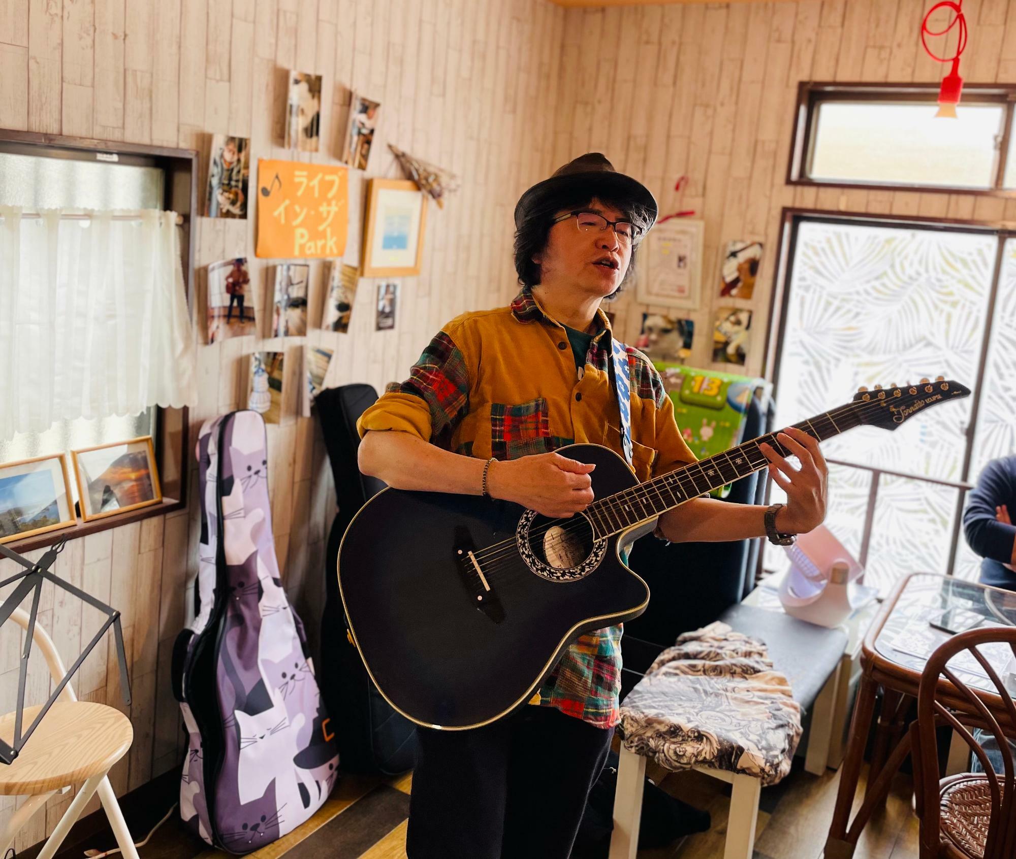 林あきひこ さん。横浜で大人気。横浜市内ライブバー・カフェなどで活躍中。