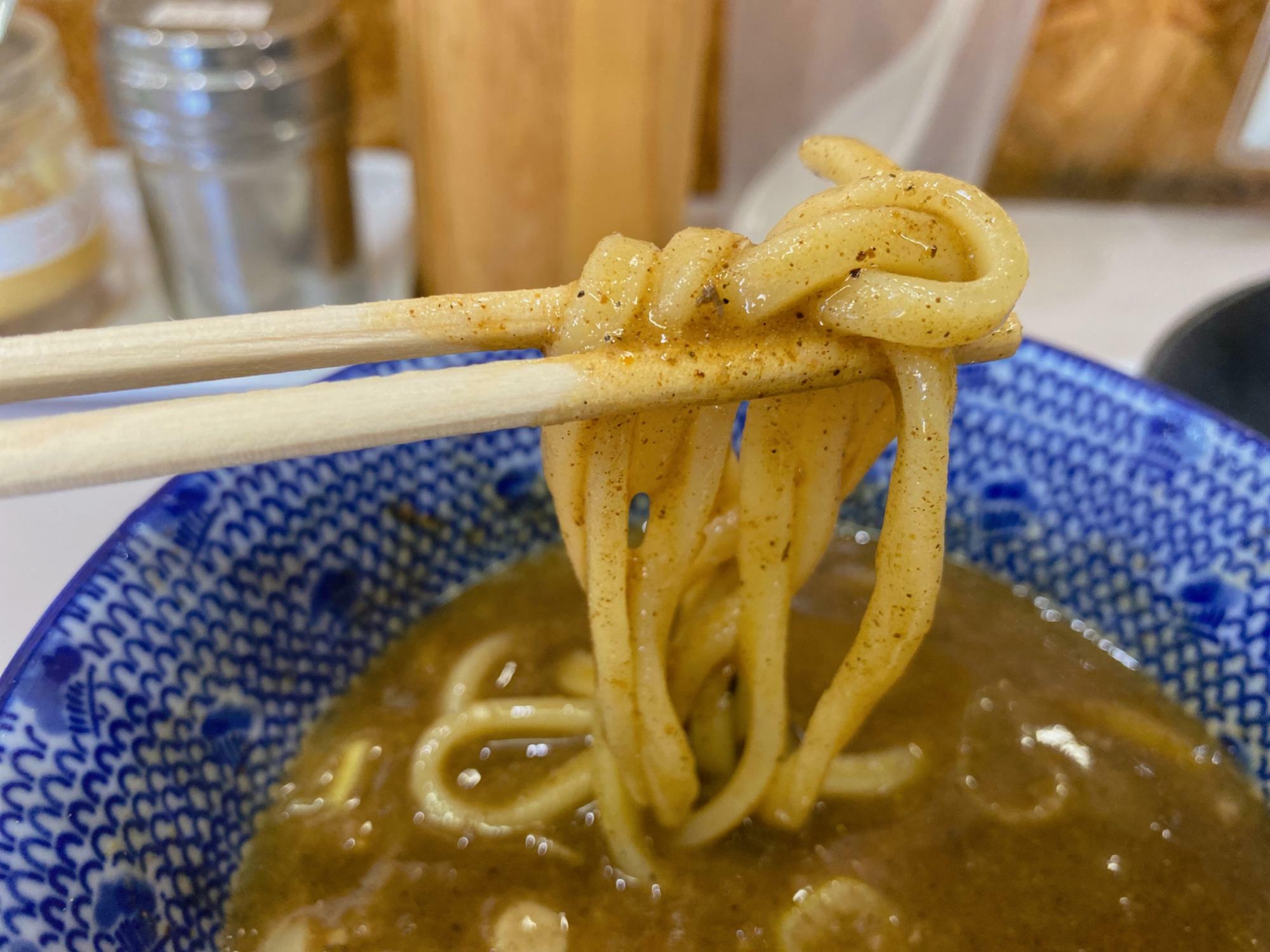 濃厚豚骨魚介スープは麺とよく絡まります。