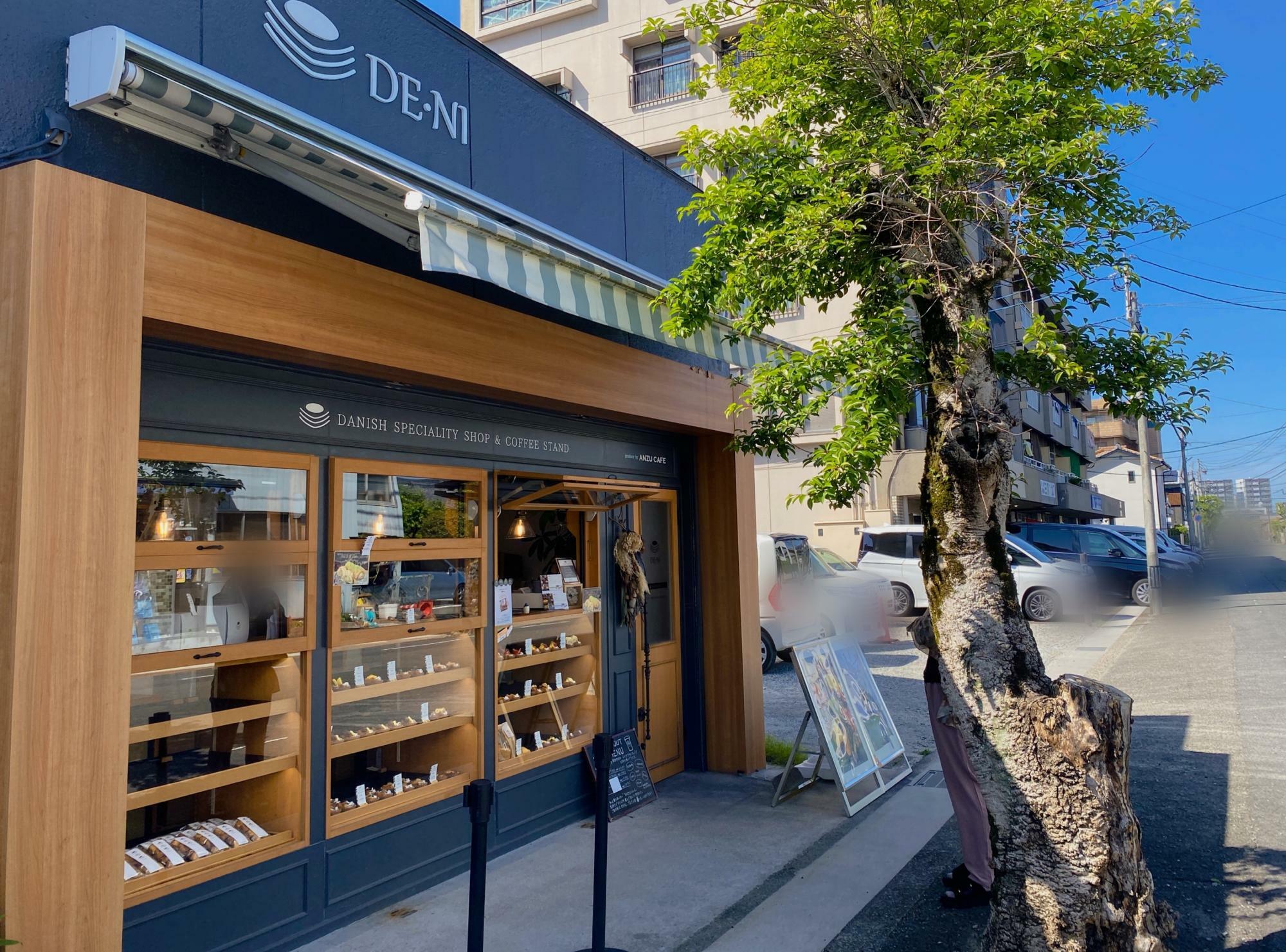 「デニッシュ専門店＆コーヒースタンド DE・NI（デ・ニ）」は2店舗あり、「宮崎神宮店」の他には、「福岡西中洲店（福岡市中央区）」があります。