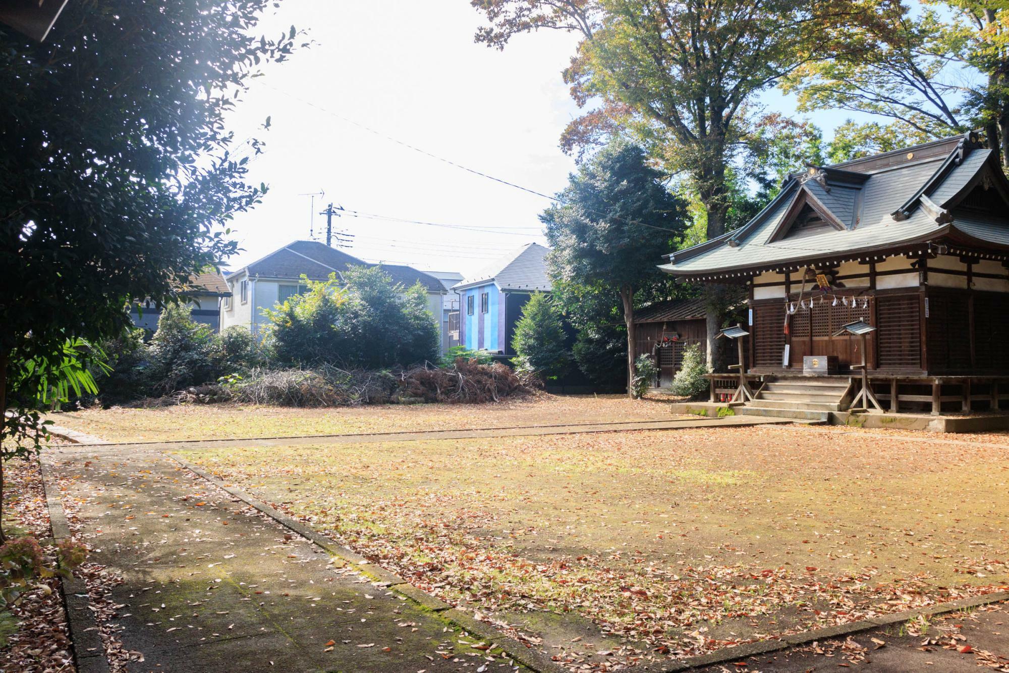 八幡神社本殿前の広場