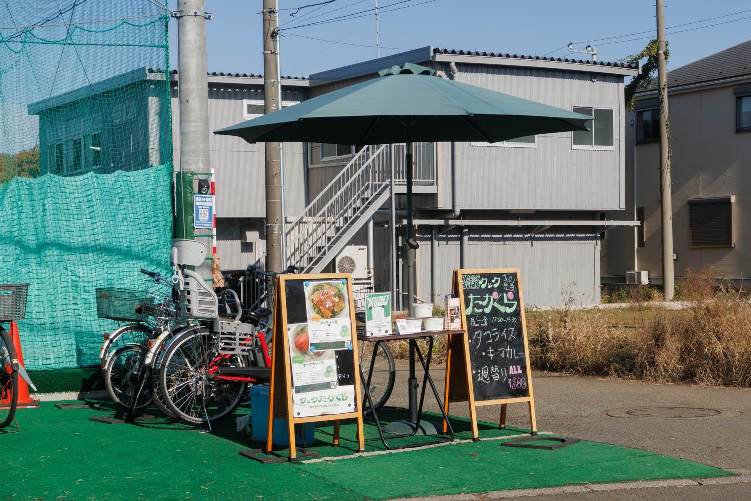 奥のグレーの建物が工場