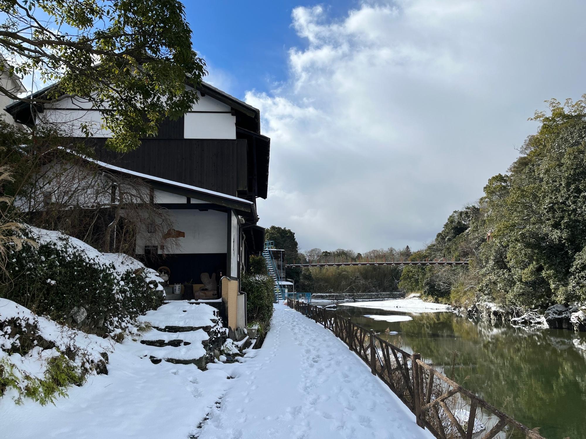 雪が積もる、「貴水苑」風景。　　画像提供：「古都里 貴水苑(ことり きすいえん)」様