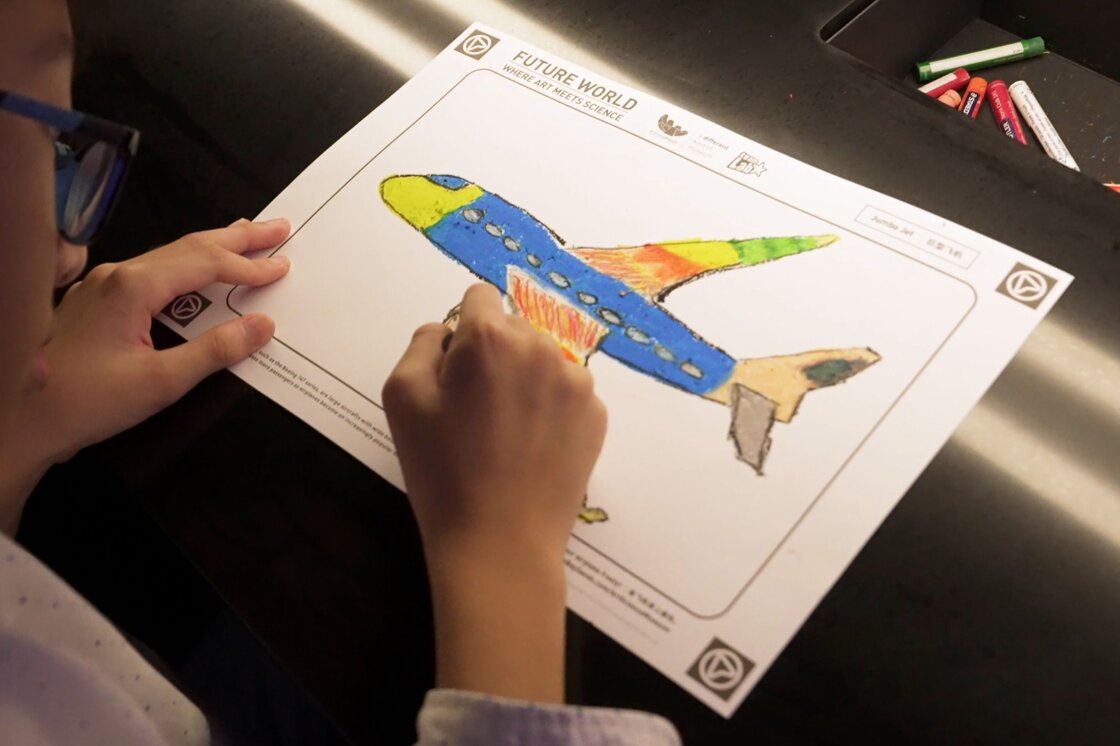 準備された用紙に、飛行機や蝶々を描いてスキャナーでタブレットに取り込んで遊ぶ（提供）