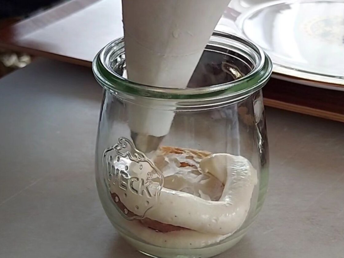 ガラスの器にクリームを注入。「きれいに食べてもらうこと」を願って作られている
