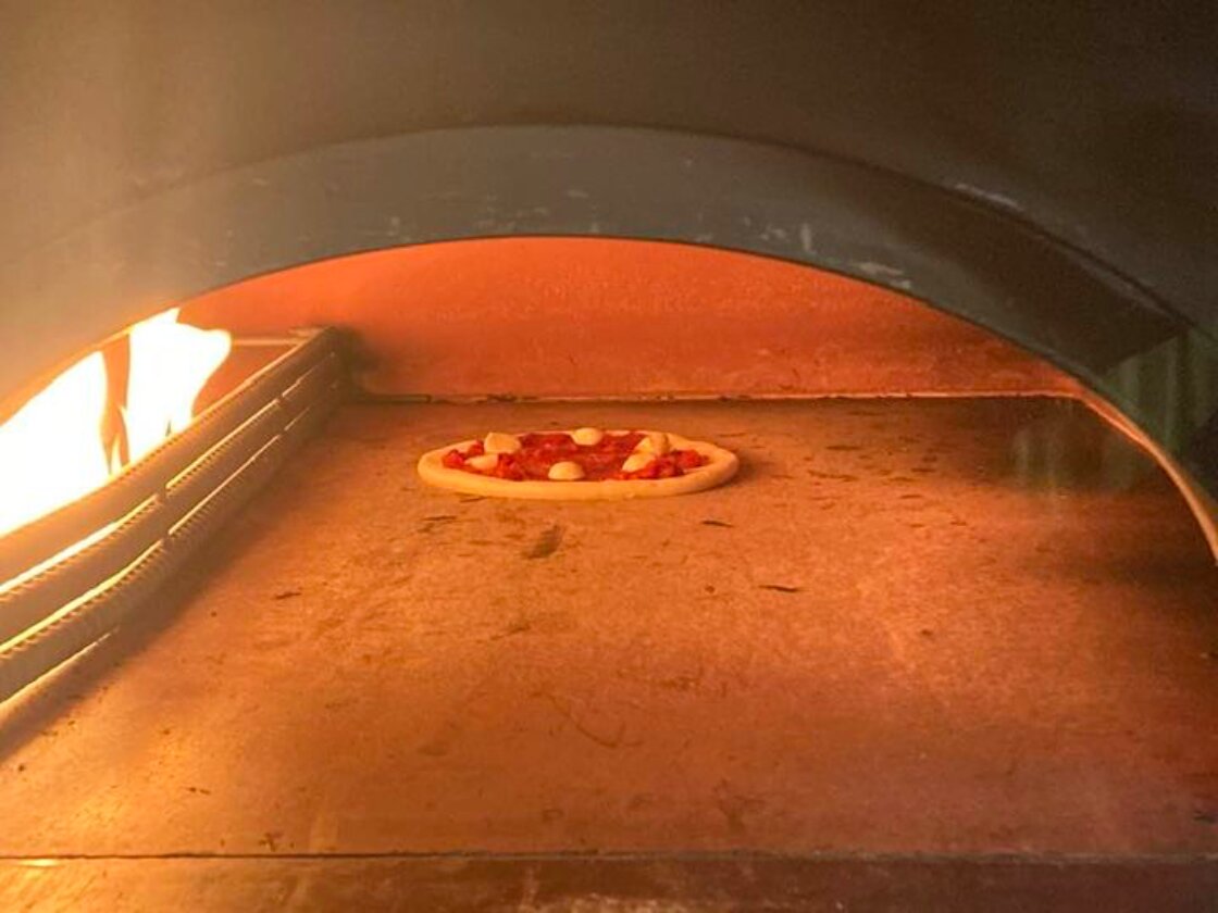 専用のピザ窯で焼き上がります