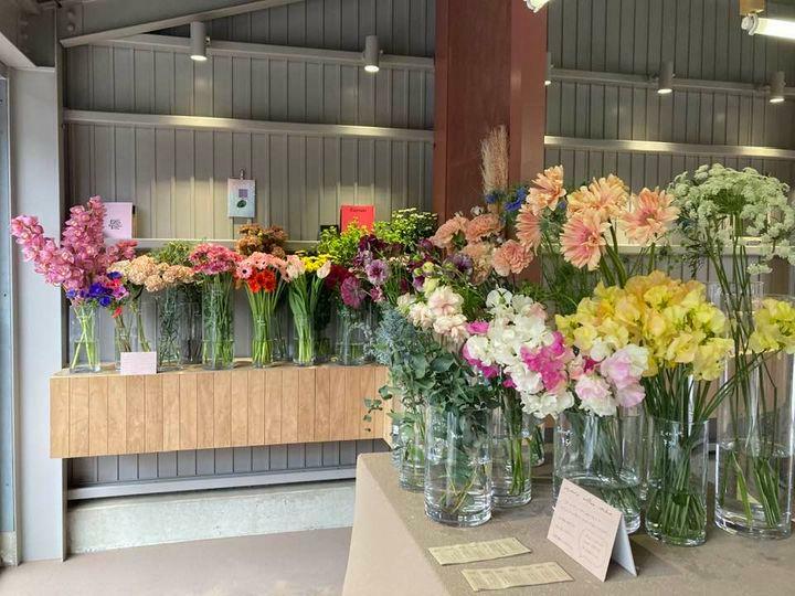 フラワーコーナーには、１本から購入できる花が並ぶ。アレンジメントは予約が必要