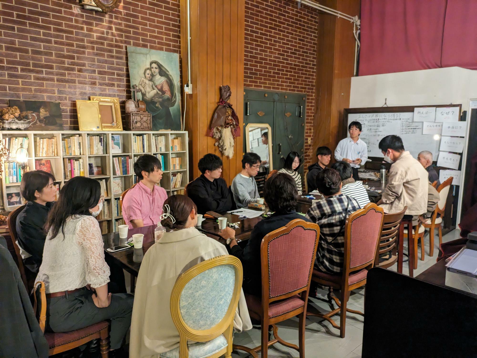 「Tetugakuya」で開催されている哲学対話の様子（提供）