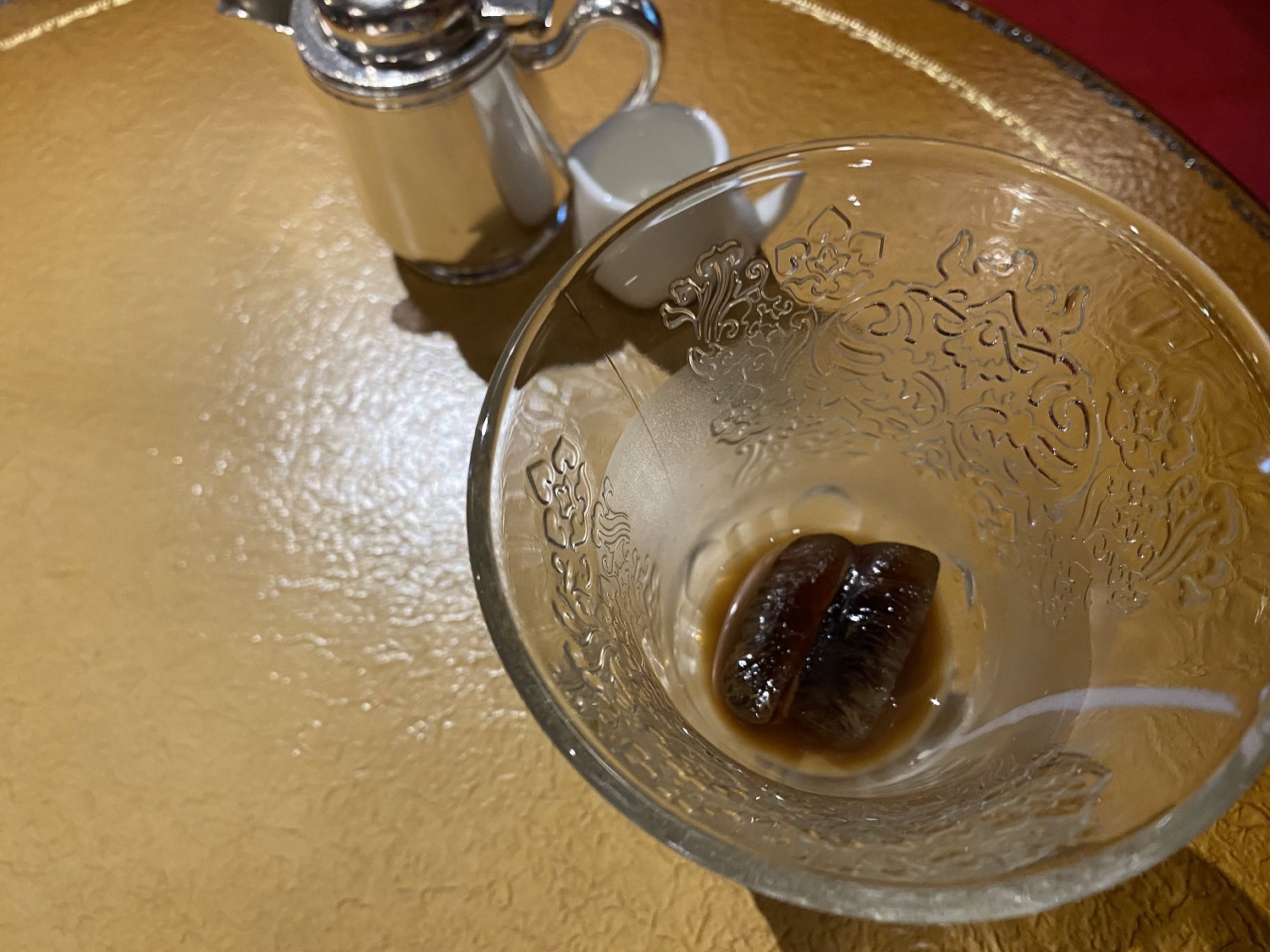 コーヒーでつくられた氷